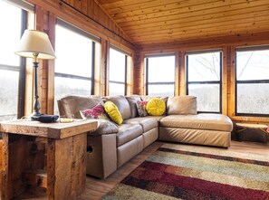 Living area - The Aster Cabin. 10 Minutes from Downtown Dubuque. Lorelei Cabin Collection (Dubuque)