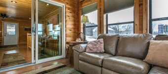 The Aster Cabin. 10 Minutes from Downtown Dubuque. Lorelei Cabin Collection