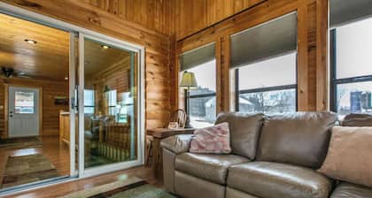 The Aster Cabin. 10 Minutes from Downtown Dubuque. Lorelei Cabin Collection