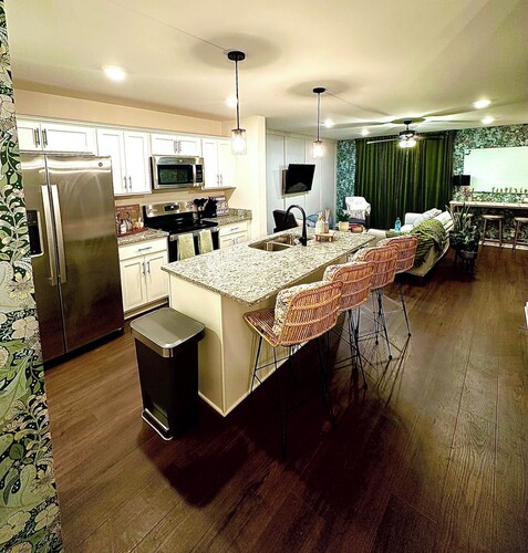 Stunning Furnished Retreat Near Downtown Clarksville