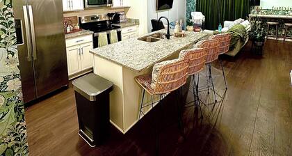 Stunning Furnished Retreat Near Downtown Clarksville