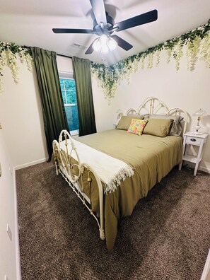 Een strijkplank/strijkijzer, internet, beddengoed