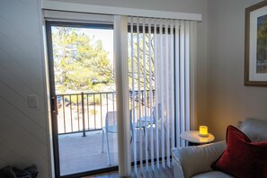 Smart TV - Luxury 2BR Condo in Sedona Oak Creek, featuring pool, hot tub, and stunning views. (Sedona)