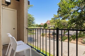 Property grounds - Luxury 2BR Condo in Sedona Oak Creek, featuring pool, hot tub, and stunning views. (Sedona)