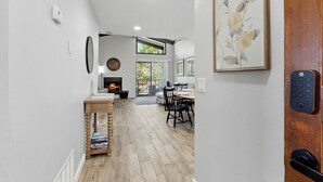 Un interior moderno con chimenea, comedor y obras de arte en las paredes.