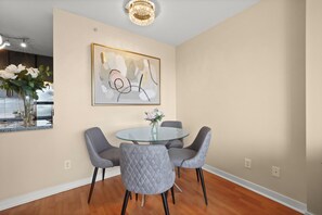 Dining - Steps to Rogers Arena - Sleeps 5 - Gym/Pool/Parking - World Cup Central (Vancouver)