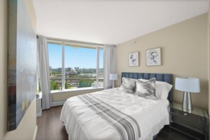 Iron/ironing board, WiFi, bed sheets - Steps to Rogers Arena - Sleeps 5 - Gym/Pool/Parking - World Cup Central (Vancouver)