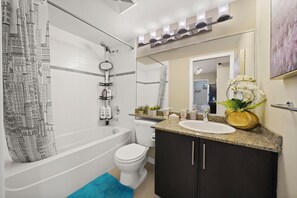 Hair dryer, towels, soap, toilet paper - Steps to Rogers Arena - Sleeps 5 - Gym/Pool/Parking - World Cup Central (Vancouver)
