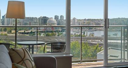 Steps to Rogers Arena - Sleeps 5 - Gym/Pool/Parking - World Cup Central