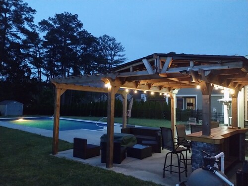  5-bedroom Home in Chesapeake w/ Pool & Gym. Close to shopping and restaurants!