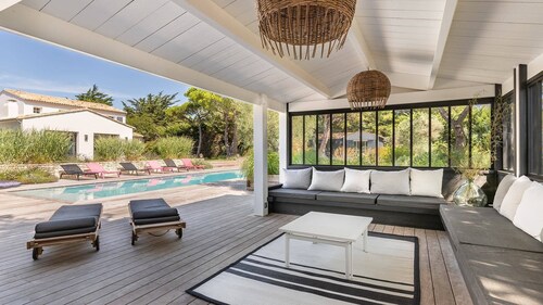 Exceptional sea viw villa with direct beach access