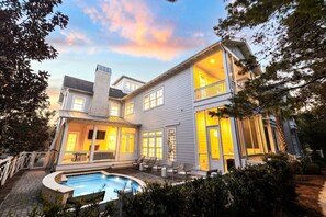 Lämmitetty uima-allas