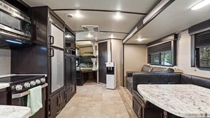 Fridge, microwave, oven, stovetop - Camper - The Mother Lode (Boise County)