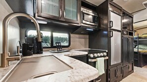 Frigorífico, microondas, horno y placa de cocina