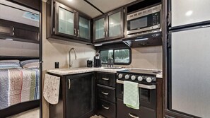 Kühlschrank, Mikrowelle, Ofen, Herdplatte