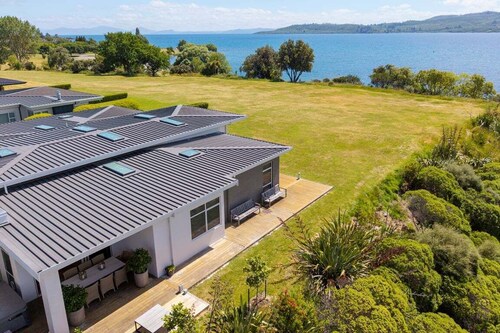 Lakefront Kuiwai - lakefront with spa pool