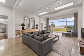 TV - Lakefront Kuiwai - lakefront with spa pool (Taupo)