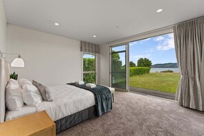 5 bedrooms, desk, iron/ironing board, WiFi - Lakefront Kuiwai - lakefront with spa pool (Taupo)