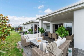 Terrace/patio - Lakefront Kuiwai - lakefront with spa pool (Taupo)