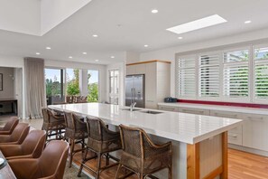 Interior - Lakefront Kuiwai - lakefront with spa pool (Taupo)