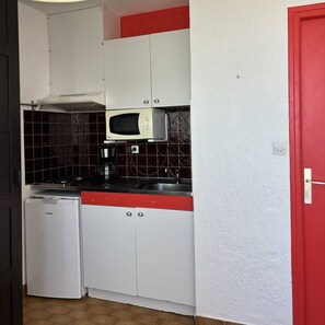 Fridge, microwave, cookware/dishes/utensils - Studio Héliopolis L 13 with parking space - 2 people (AGDE)