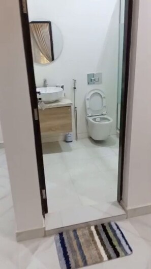 Bathroom - Luxury 4-bedroom house in a secure estate inside Abuja with power supply and AC (Abuja)