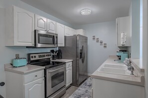 Fridge, microwave, oven, stovetop - Fully Remodeled 3BR for 8! South Bay East Unit H (Myrtle Beach)