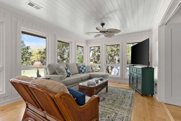 Smart TV, fireplace