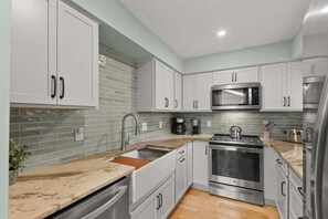 Fridge, microwave, oven, stovetop - 3 BR/2 Ba Sunroom  Amenity Access Golf Views (Seabrook Island)