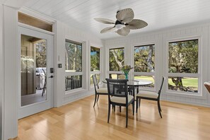 Outdoor dining - 3 BR/2 Ba Sunroom  Amenity Access Golf Views (Seabrook Island)