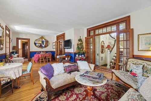 Daisies N Daffodils  @ The Manheim Manor BnB