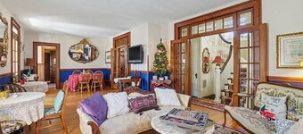 Daisies N Daffodils  @ The Manheim Manor BnB