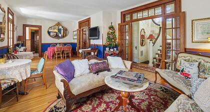 Daisies N Daffodils @ The Manheim Manor BnB