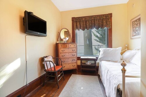 Pretty N Plaid  @ The Manheim Manor BnB