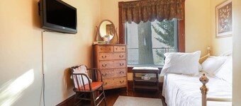 Pretty N Plaid  @ The Manheim Manor BnB