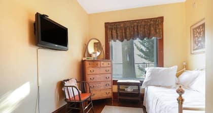 Pretty N Plaid @ The Manheim Manor BnB