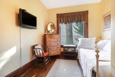 Pretty N Plaid  @ The Manheim Manor BnB