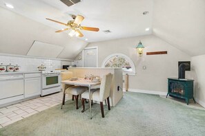 Dining - Apartment 1st Class @ The Manheim Manor BnB (Manheim)