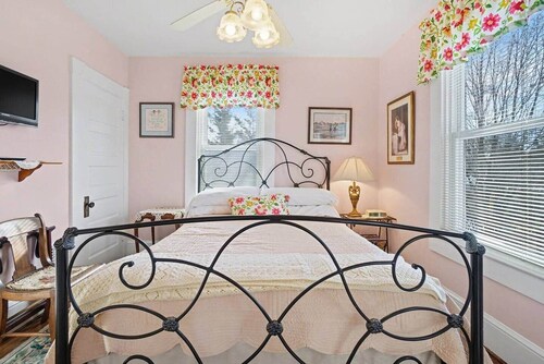 Ribbons N Romance  @ The Manheim Manor BnB