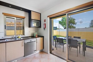 Fridge, microwave, oven, stovetop - V4 with Private Pool in a Peaceful Location (Guia)