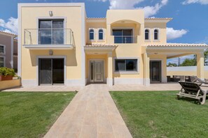 Exterior - V4 with Private Pool in a Peaceful Location (Guia)