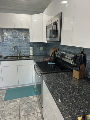 Microwave, oven, stovetop - The Tiki Hut- 2 Bed, 2 Bath Oceanview Shore Drive Condo (Myrtle Beach)