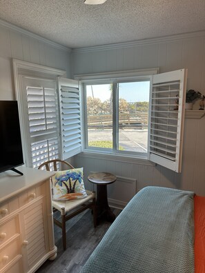 2 bedrooms, iron/ironing board, Internet, bed sheets - The Tiki Hut- 2 Bed, 2 Bath Oceanview Shore Drive Condo (Myrtle Beach)