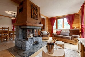 TV, fireplace - Chalet 'La Licorne' with Balcony and Wi-Fi (Les Belleville)