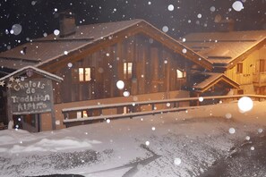 Un bâtiment en bois sur lequel on peut lire l’inscription : « Chalet de tradition alpine ».