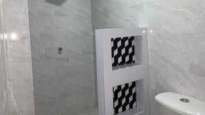 コンフォート ダブルルーム | バスルーム | タオル、石鹸、トイレットペーパー