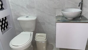 コンフォート ダブルルーム | バスルーム | タオル、石鹸、トイレットペーパー