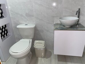 Kahden hengen comfort-huone | Kylpyhuone | Pyyhkeet, saippua, vessapaperi