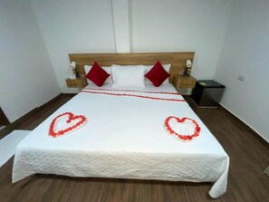 Deluxe-Doppelzimmer | Schreibtisch, laptopgeeigneter Arbeitsplatz