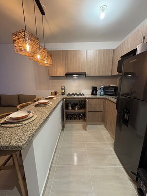 Fridge, microwave, oven, stovetop - 2-bedroom apartment in beautiful Cartagena with AC and comfort (Cartagena)